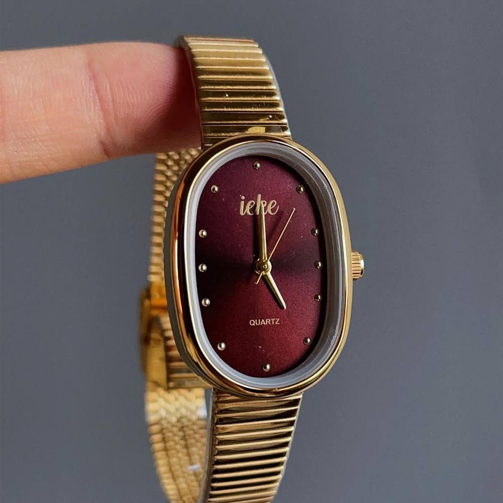 ساعة يد نسائية أنيقة بسوار معدني ذهبي