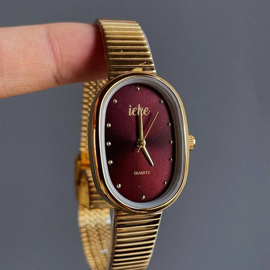 ساعة يد نسائية أنيقة بسوار معدني ذهبي