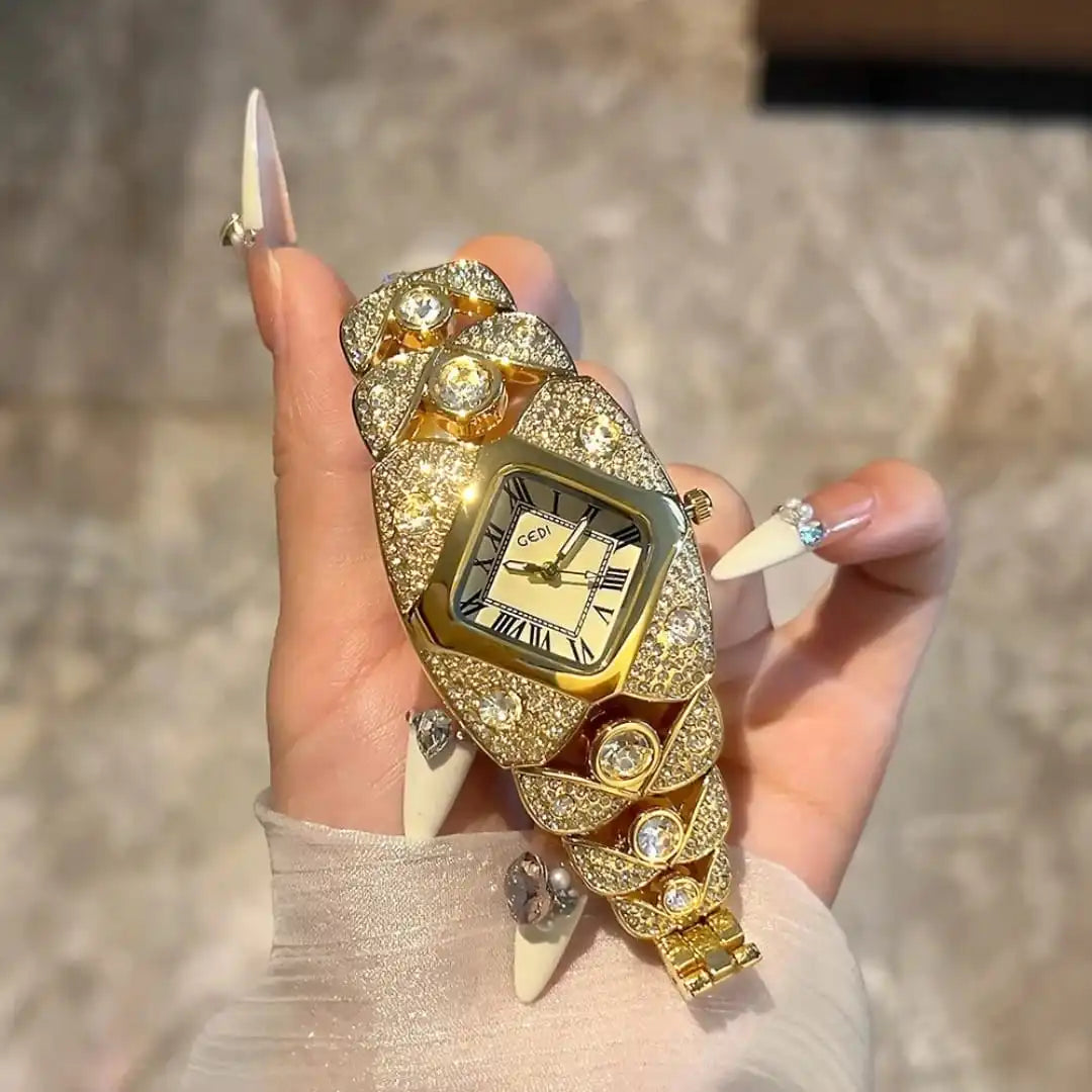 ساعة نسائية فاخرة باللون الذهبي
