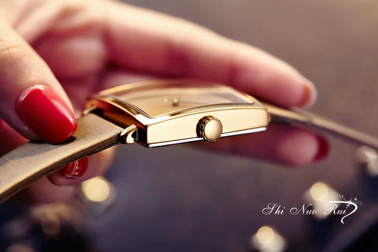 ساعة  النسائية الراقية بتصميم مربع أنيق