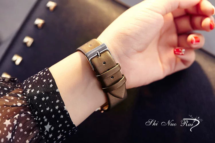 ساعة  النسائية الراقية بتصميم مربع أنيق